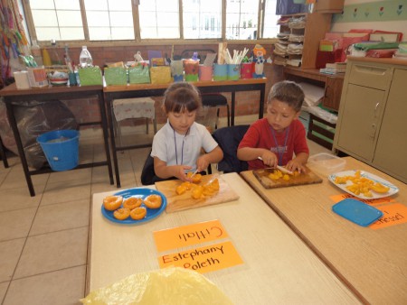 Picando fruta para preparar un rico cocktel